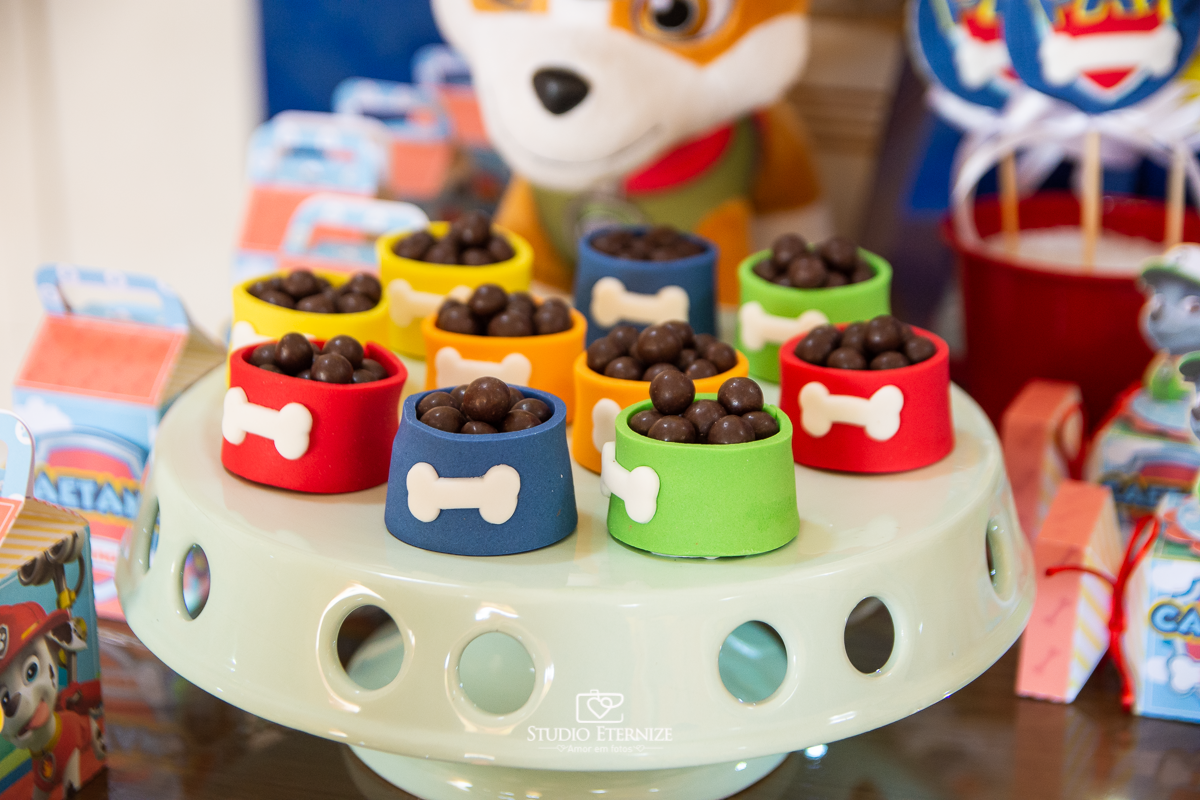 Fotografia de festa infantil de 3 anos registrada pelo Studio Eternize no tema da Patrulha Canina em no Buffet Cata-Vento em Poços de Caldas - MG. Decoração da mesa do bolo.