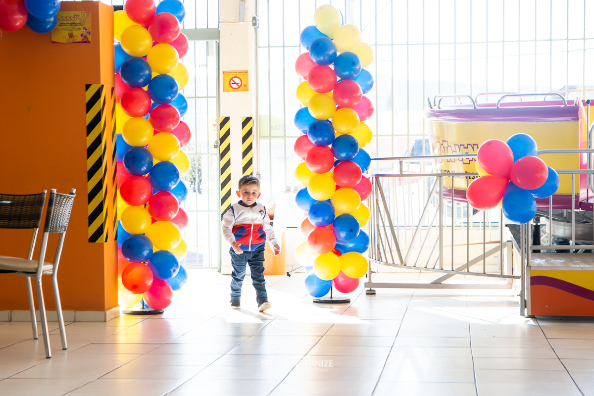Fotografia de festa infantil de 3 anos registrada pelo Studio Eternize no tema da Patrulha Canina em no Buffet Cata-Vento em Poços de Caldas - MG. Chegada do aniversariante.
