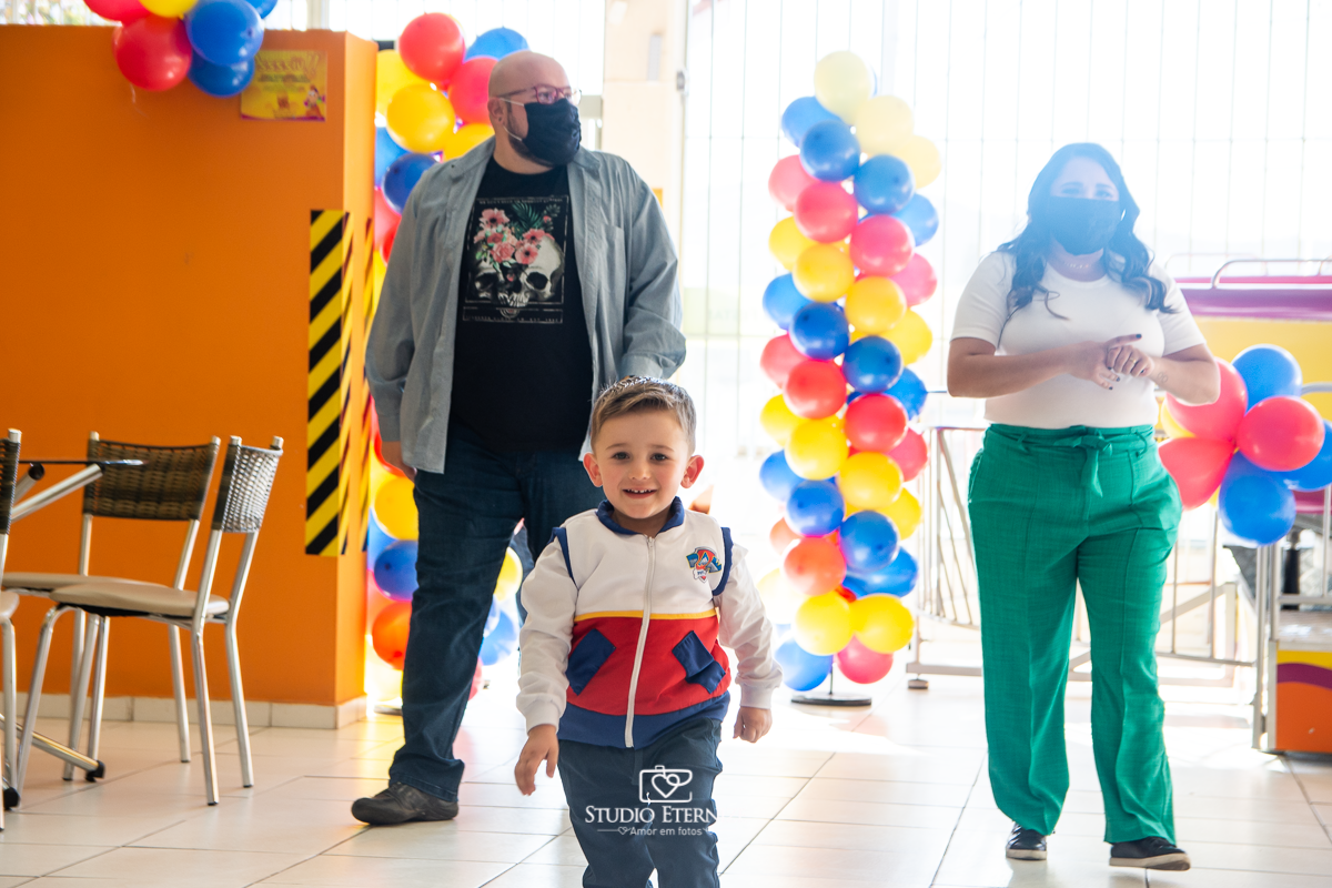 Fotografia de festa infantil de 3 anos registrada pelo Studio Eternize no tema da Patrulha Canina em no Buffet Cata-Vento em Poços de Caldas - MG. Chegada do aniversariante.
 com os pais.