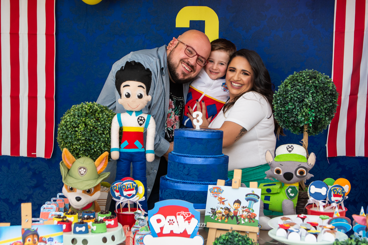 Fotografia de festa infantil de 3 anos registrada pelo Studio Eternize no tema da Patrulha Canina em no Buffet Cata-Vento em Poços de Caldas - MG. Foto do aniversariante com os pais.
