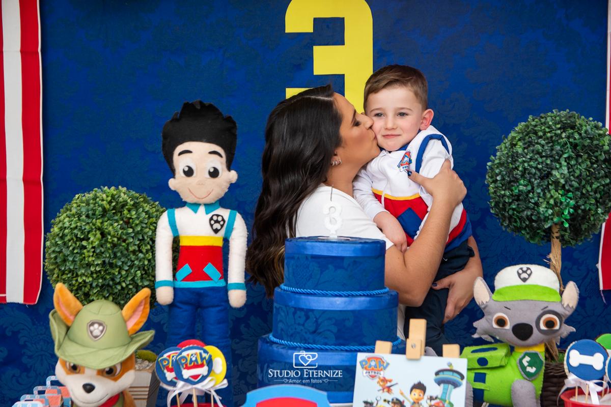 Fotografia de festa infantil de 3 anos registrada pelo Studio Eternize no tema da Patrulha Canina em no Buffet Cata-Vento em Poços de Caldas - MG. Foto do aniversariante com os pais.