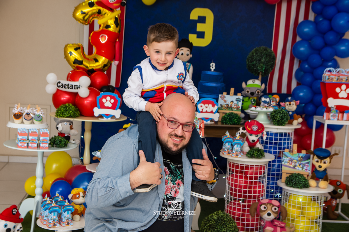 Fotografia de festa infantil de 3 anos registrada pelo Studio Eternize no tema da Patrulha Canina em no Buffet Cata-Vento em Poços de Caldas - MG. Foto do aniversariante com os pais.