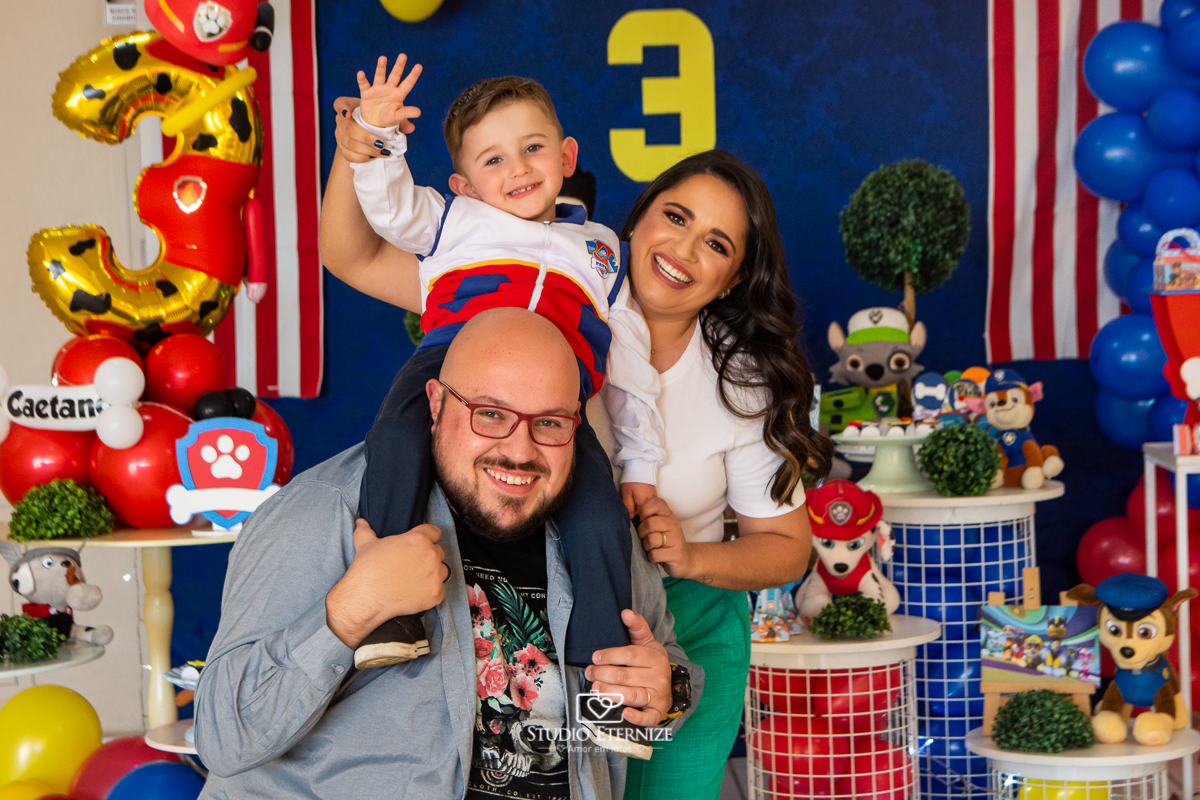 Fotografia de festa infantil de 3 anos registrada pelo Studio Eternize no tema da Patrulha Canina em no Buffet Cata-Vento em Poços de Caldas - MG. Foto do aniversariante com os pais.