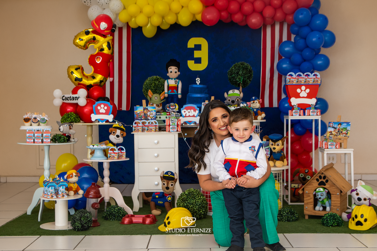 Fotografia de festa infantil de 3 anos registrada pelo Studio Eternize no tema da Patrulha Canina em no Buffet Cata-Vento em Poços de Caldas - MG. Foto do aniversariante com os pais.