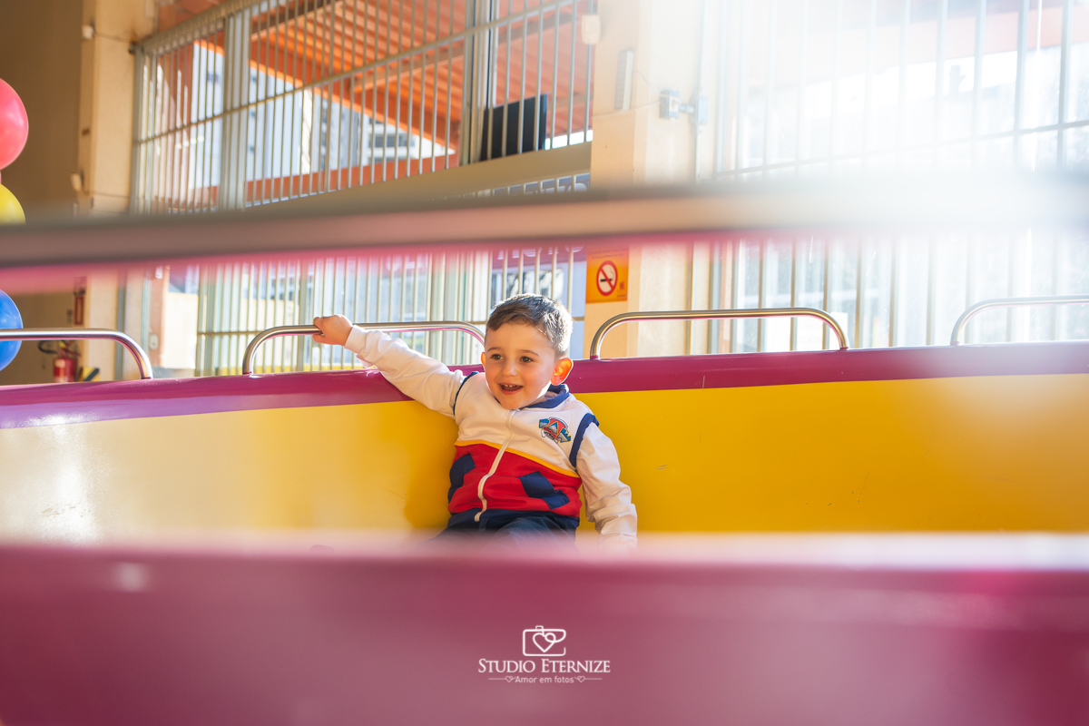 Fotografia de festa infantil de 3 anos registrada pelo Studio Eternize no tema da Patrulha Canina em no Buffet Cata-Vento em Poços de Caldas - MG. Aniversariante brincando.