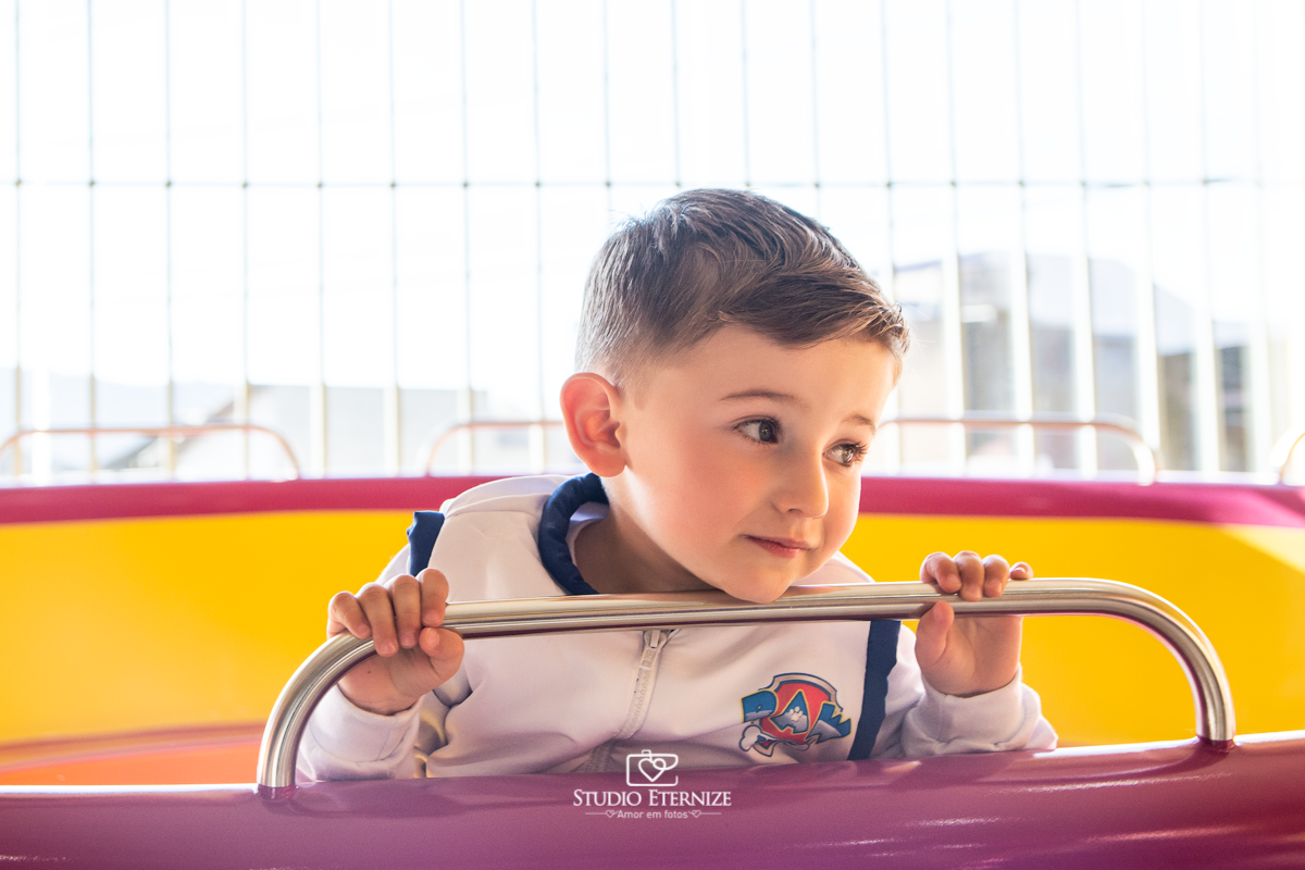 Fotografia de festa infantil de 3 anos registrada pelo Studio Eternize no tema da Patrulha Canina em no Buffet Cata-Vento em Poços de Caldas - MG. Aniversariante brincando.