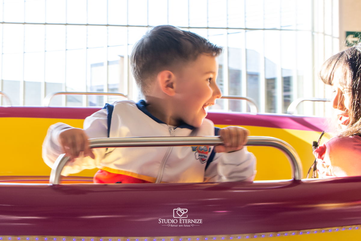 Fotografia de festa infantil de 3 anos registrada pelo Studio Eternize no tema da Patrulha Canina em no Buffet Cata-Vento em Poços de Caldas - MG. Aniversariante brincando.