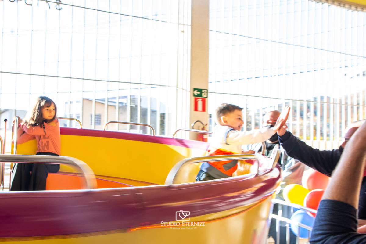 Fotografia de festa infantil de 3 anos registrada pelo Studio Eternize no tema da Patrulha Canina em no Buffet Cata-Vento em Poços de Caldas - MG. Aniversariante brincando.