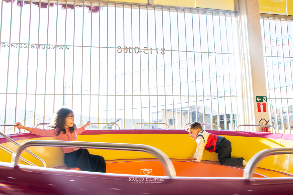 Fotografia de festa infantil de 3 anos registrada pelo Studio Eternize no tema da Patrulha Canina em no Buffet Cata-Vento em Poços de Caldas - MG. Aniversariante brincando.