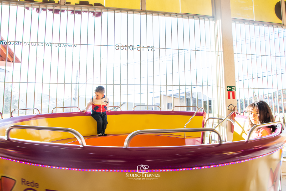 Fotografia de festa infantil de 3 anos registrada pelo Studio Eternize no tema da Patrulha Canina em no Buffet Cata-Vento em Poços de Caldas - MG. Aniversariante brincando.