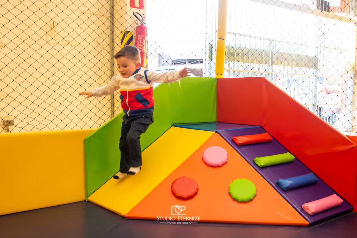 Fotografia de festa infantil de 3 anos registrada pelo Studio Eternize no tema da Patrulha Canina em no Buffet Cata-Vento em Poços de Caldas - MG. Aniversariante brincando.
