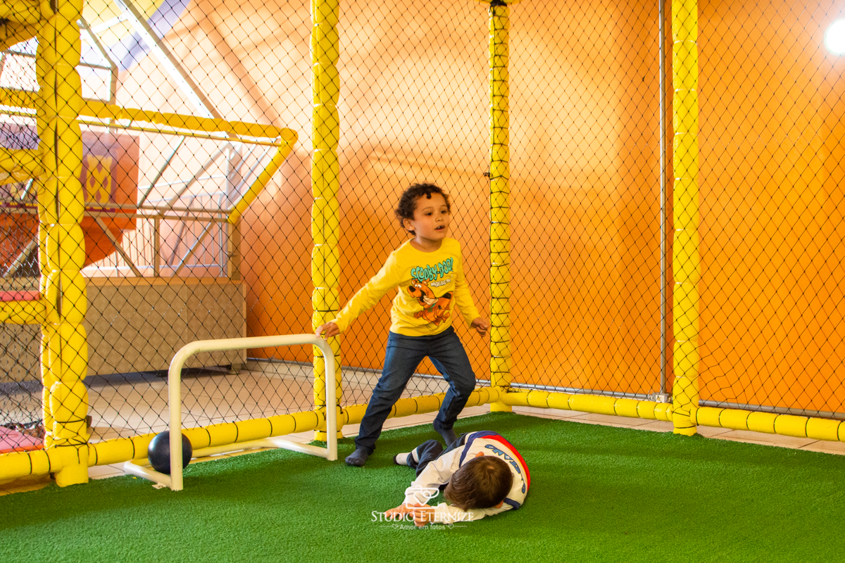 Fotografia de festa infantil de 3 anos registrada pelo Studio Eternize no tema da Patrulha Canina em no Buffet Cata-Vento em Poços de Caldas - MG. Aniversariante brincando de jogar bola.