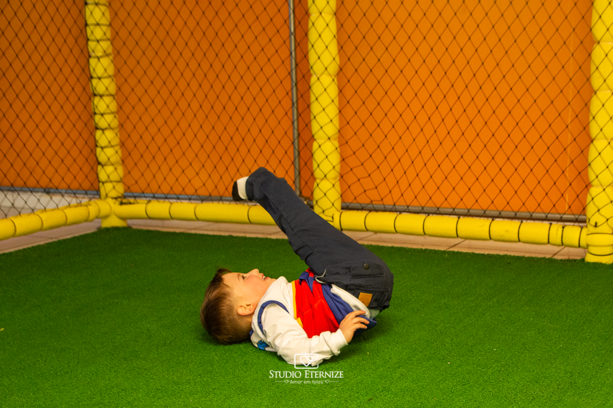 Fotografia de festa infantil de 3 anos registrada pelo Studio Eternize no tema da Patrulha Canina em no Buffet Cata-Vento em Poços de Caldas - MG. Aniversariante brincando de jogar bola.