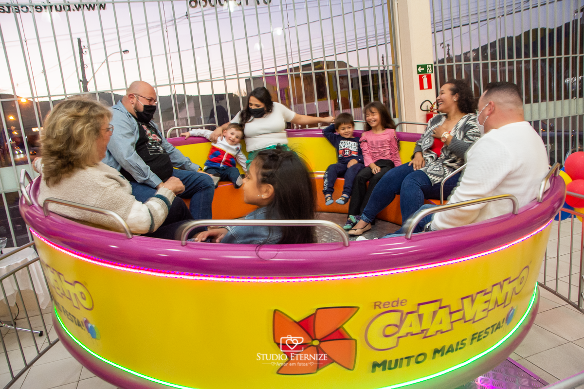Fotografia de festa infantil de 3 anos registrada pelo Studio Eternize no tema da Patrulha Canina em no Buffet Cata-Vento em Poços de Caldas - MG. Aniversariante brincando.