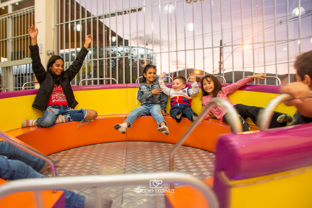Fotografia de festa infantil de 3 anos registrada pelo Studio Eternize no tema da Patrulha Canina em no Buffet Cata-Vento em Poços de Caldas - MG. Aniversariante brincando.