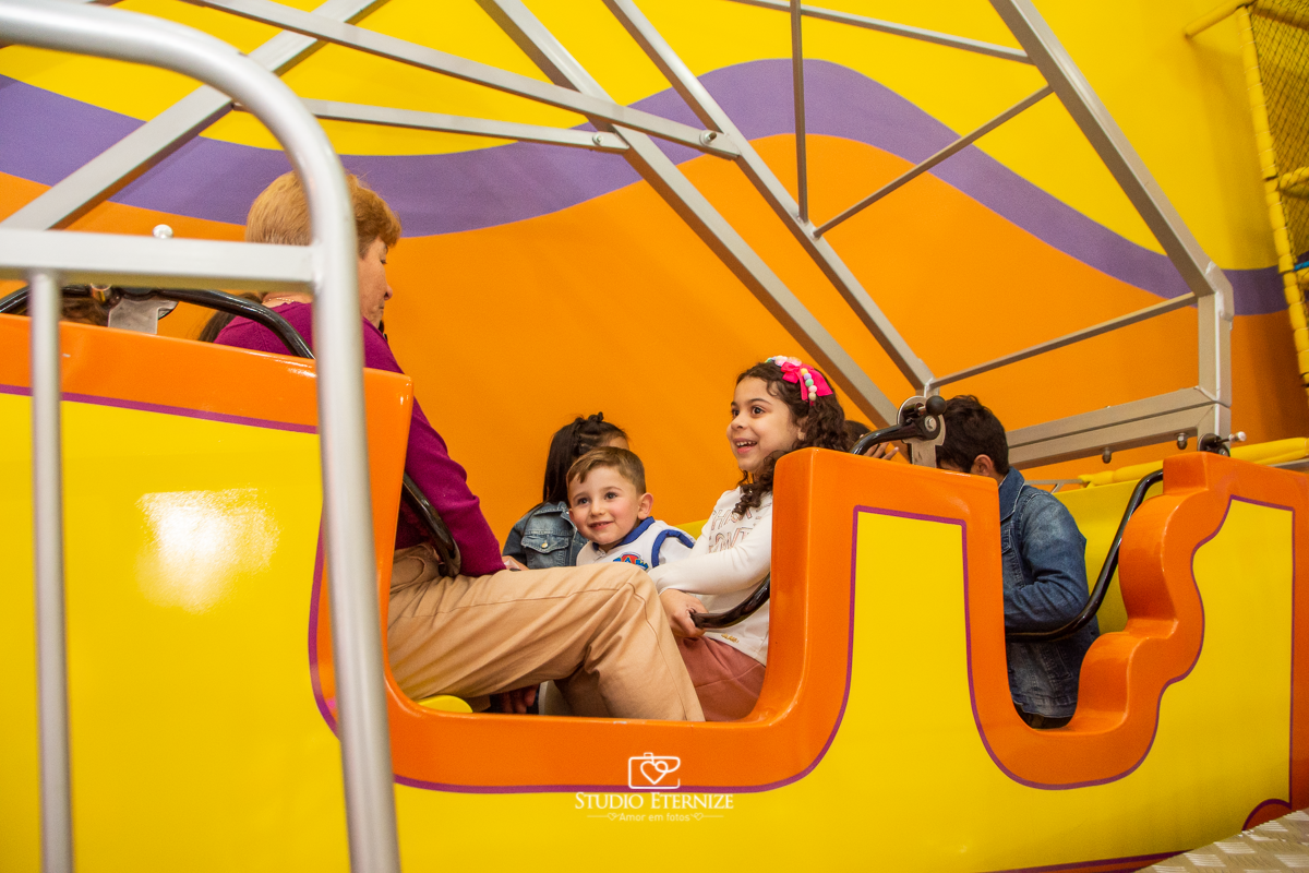 Fotografia de festa infantil de 3 anos registrada pelo Studio Eternize no tema da Patrulha Canina em no Buffet Cata-Vento em Poços de Caldas - MG. Aniversariante brincando no barco.