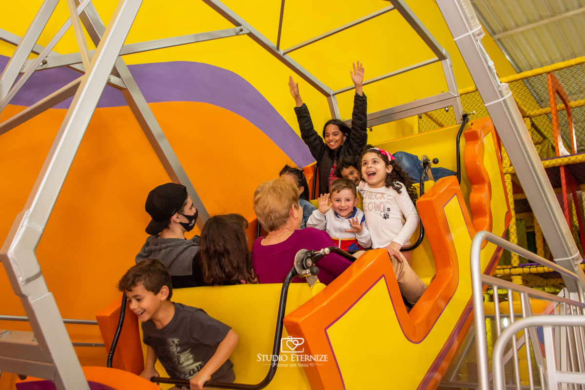 Fotografia de festa infantil de 3 anos registrada pelo Studio Eternize no tema da Patrulha Canina em no Buffet Cata-Vento em Poços de Caldas - MG. Aniversariante brincando no barco.