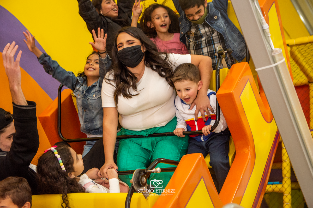 Fotografia de festa infantil de 3 anos registrada pelo Studio Eternize no tema da Patrulha Canina em no Buffet Cata-Vento em Poços de Caldas - MG. Aniversariante brincando no barco.