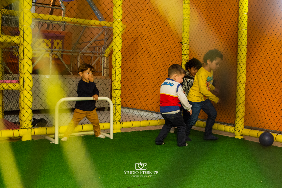 Fotografia de festa infantil de 3 anos registrada pelo Studio Eternize no tema da Patrulha Canina em no Buffet Cata-Vento em Poços de Caldas - MG. Aniversariante brincando de jogar bola.