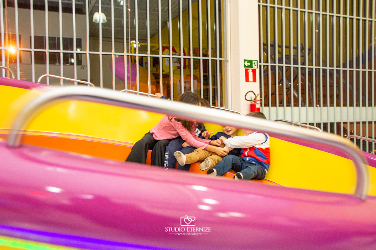 Fotografia de festa infantil de 3 anos registrada pelo Studio Eternize no tema da Patrulha Canina em no Buffet Cata-Vento em Poços de Caldas - MG. Aniversariante brincando.