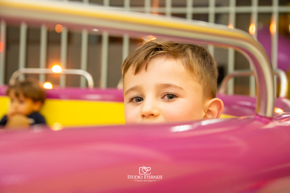 Fotografia de festa infantil de 3 anos registrada pelo Studio Eternize no tema da Patrulha Canina em no Buffet Cata-Vento em Poços de Caldas - MG. Aniversariante brincando.