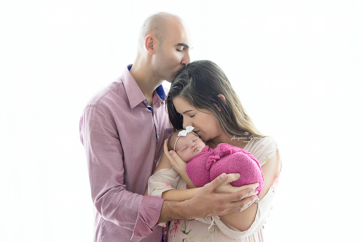 Fotografia newborn menina realizada em Poços de Caldas - MG. Bebê com os pais.
