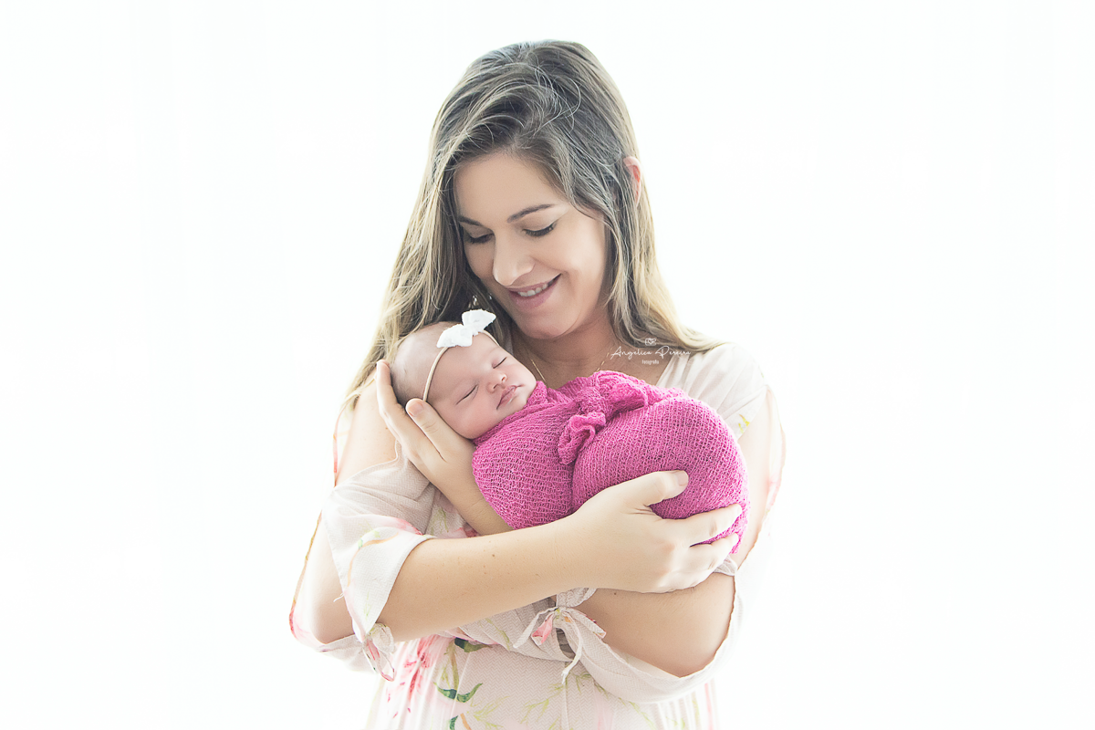 Fotografia newborn menina realizada em Poços de Caldas - MG. Bebê no colo da mãe.