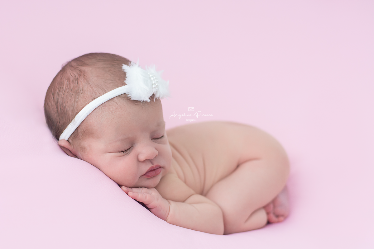 Fotografia newborn menina realizada em Poços de Caldas - MG. Bebê peladinho.