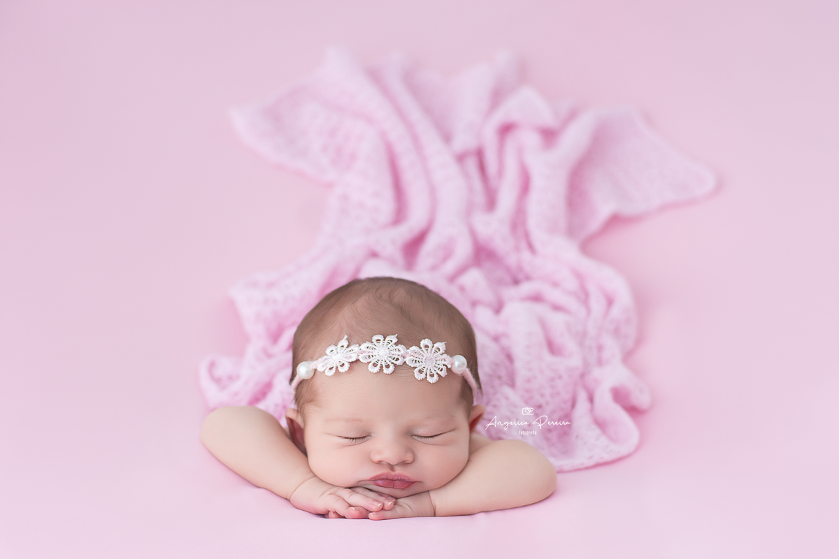 Fotografia newborn menina realizada em Poços de Caldas - MG. Bebê de bracinho.
