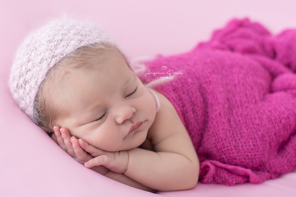 Fotografia newborn menina realizada em Poços de Caldas - MG. Bebê de ladinho.