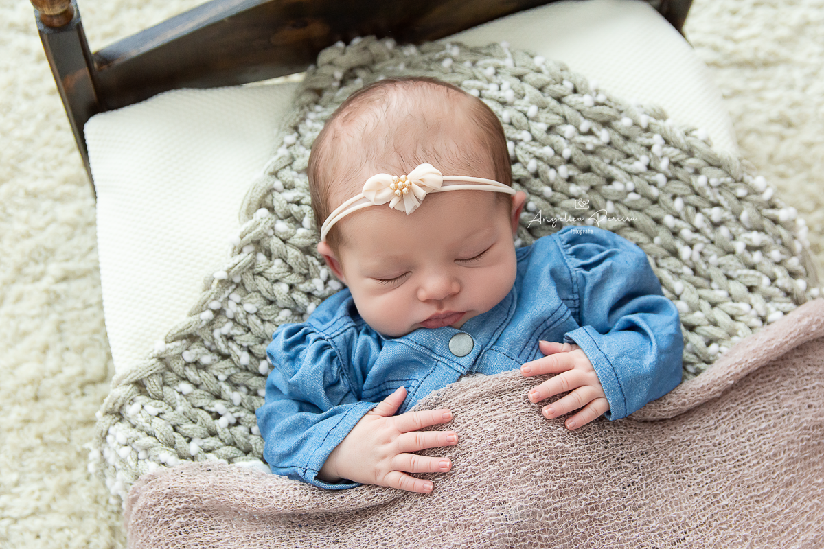 Fotografia newborn menina realizada em Poços de Caldas - MG. Bebê na caminha.