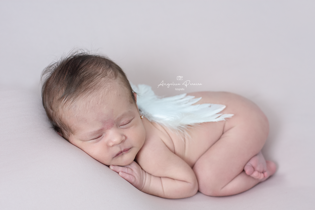 Fotografia de recém-nascido - newborn - menina - pose de bundinha - anjinho