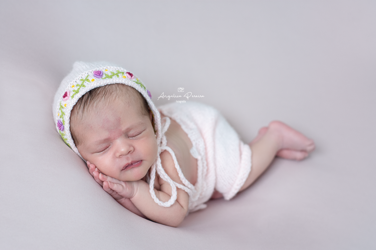 Fotografia de recém-nascido - newborn - menina - pose de ladinho - sonequinha
