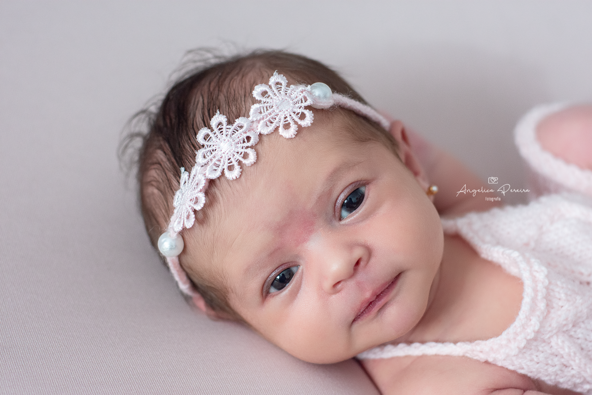 Fotografia de recém-nascido - newborn - menina - close-up rosto