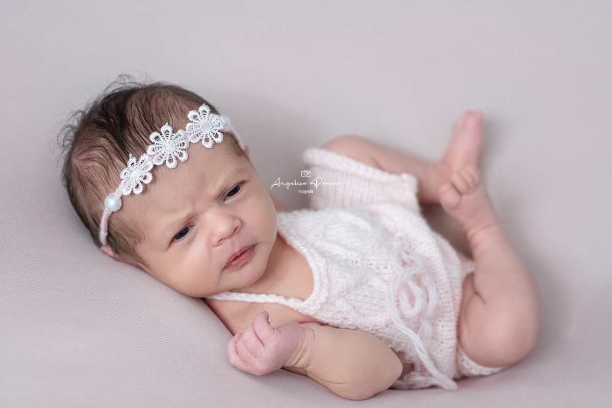Fotografia de recém-nascido - newborn - menina - pose de barriguinha para cima - acordada