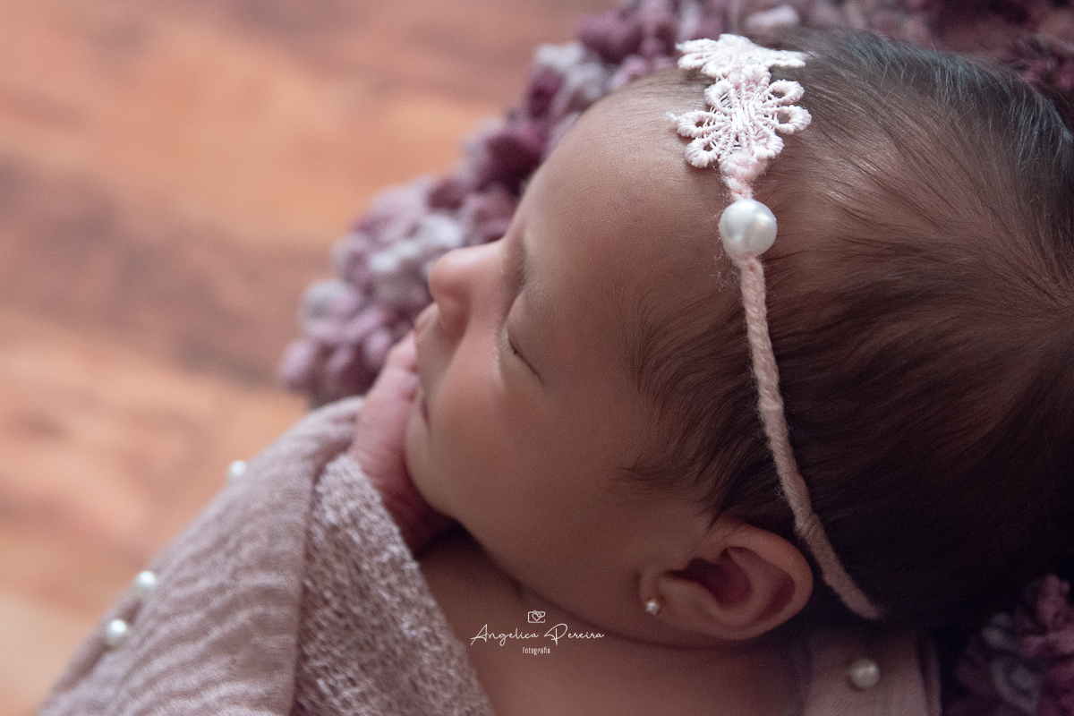 Fotografia de recém-nascido - newborn - menina - pose de perfil