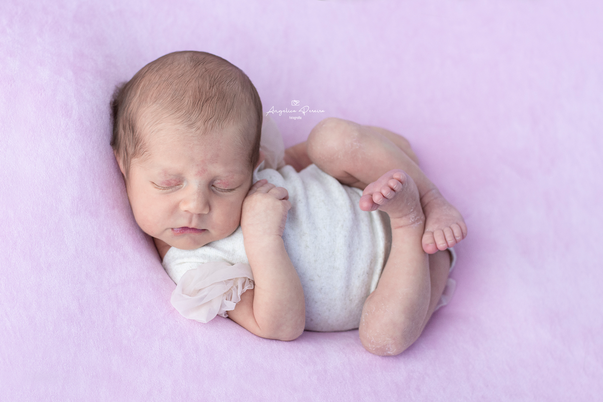 Fotografia - newborn - recém-nascido -menina - pode de barriguinha para cima