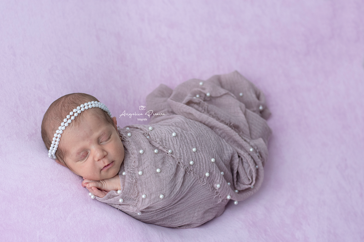 Fotografia - newborn - recém-nascido -menina - enroladinha - wrap - sonequinha