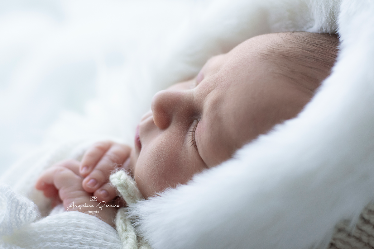 Fotografia - newborn - recém-nascido -menina - enroladinha - wrap - close-up - perfil