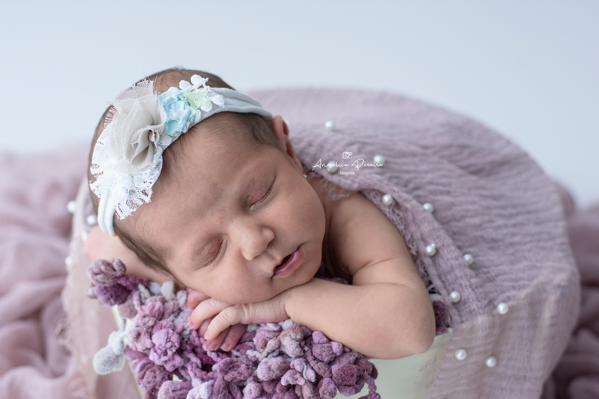 Fotografia - newborn - recém-nascido -menina - pose de bracinho - baldinho