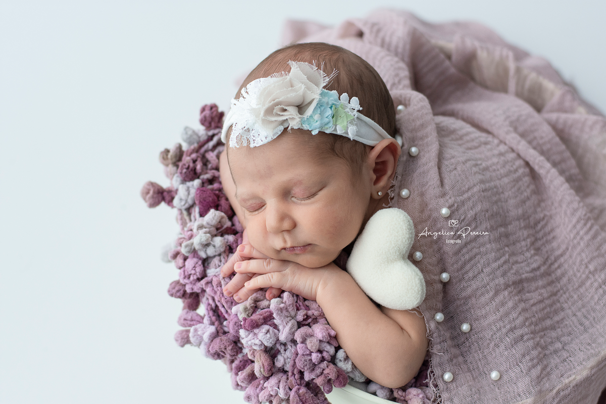 Fotografia - newborn - recém-nascido -menina - pose de bracinho - baldinho