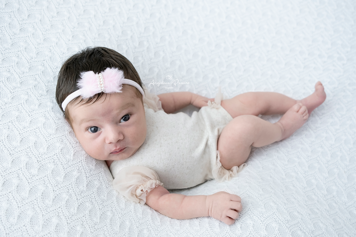 Fotografia - newborn - recém-nascido -menina - barriguinha para cima- acordada