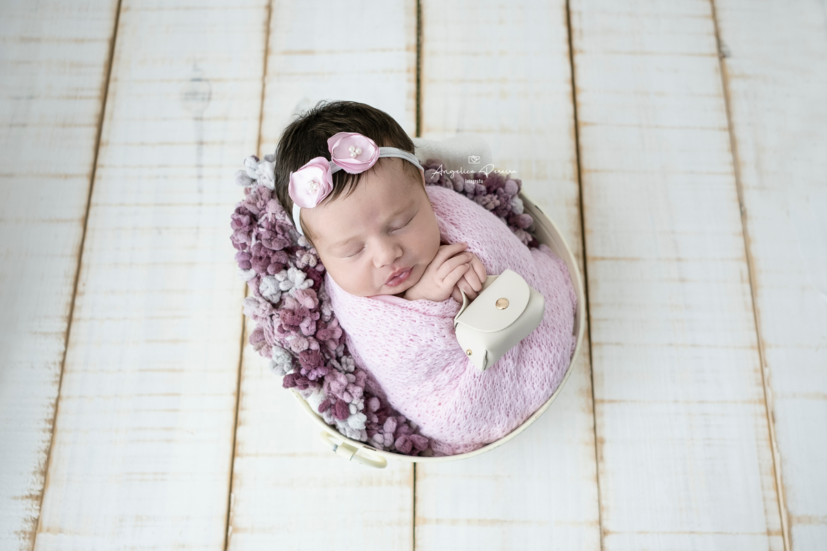 Fotografia - newborn - recém-nascido -menina - enroladinha - baldinho