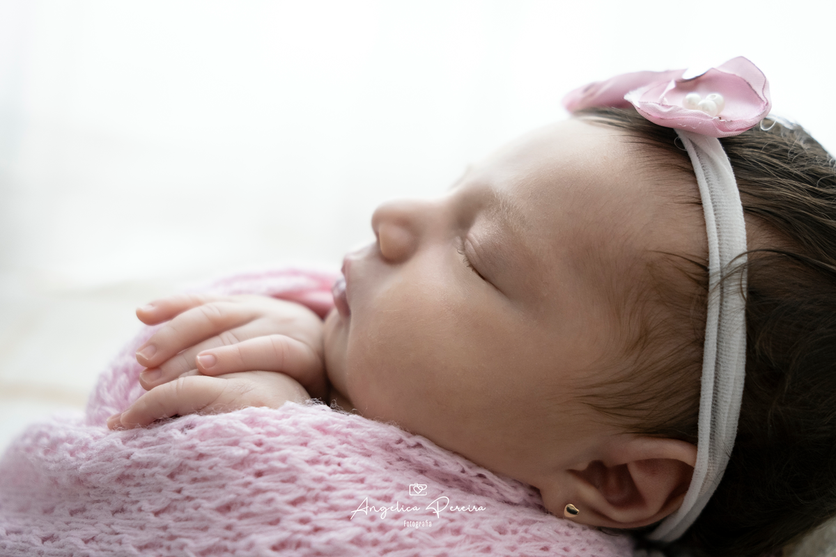 Fotografia - newborn - recém-nascido -menina - enroladinha - baldinho - perfil