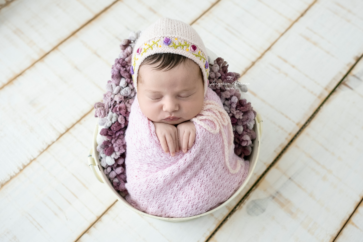 Fotografia - newborn - recém-nascido -menina - enroladinha - baldinho