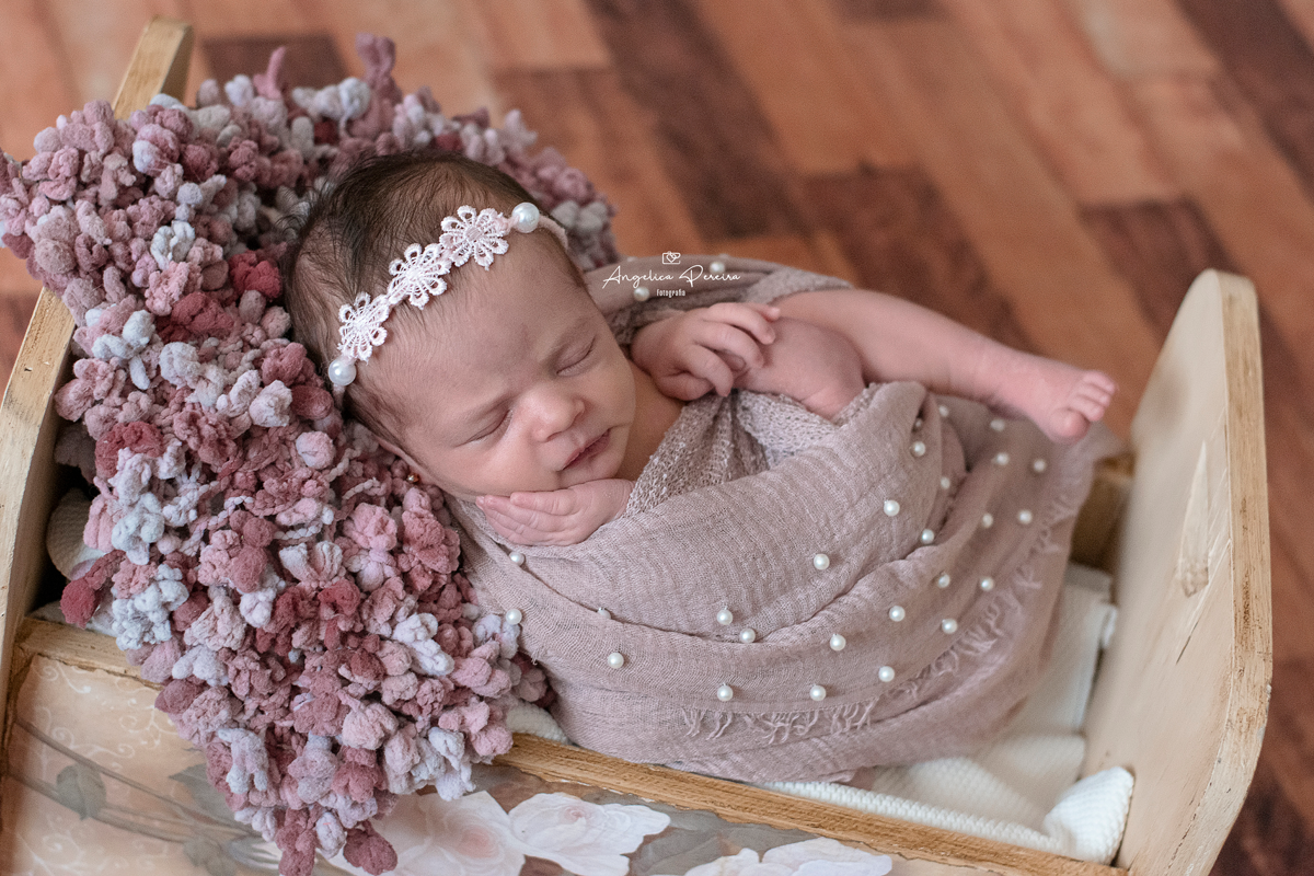 Fotografia - newborn - recém-nascido -menina - enrolada no wrap