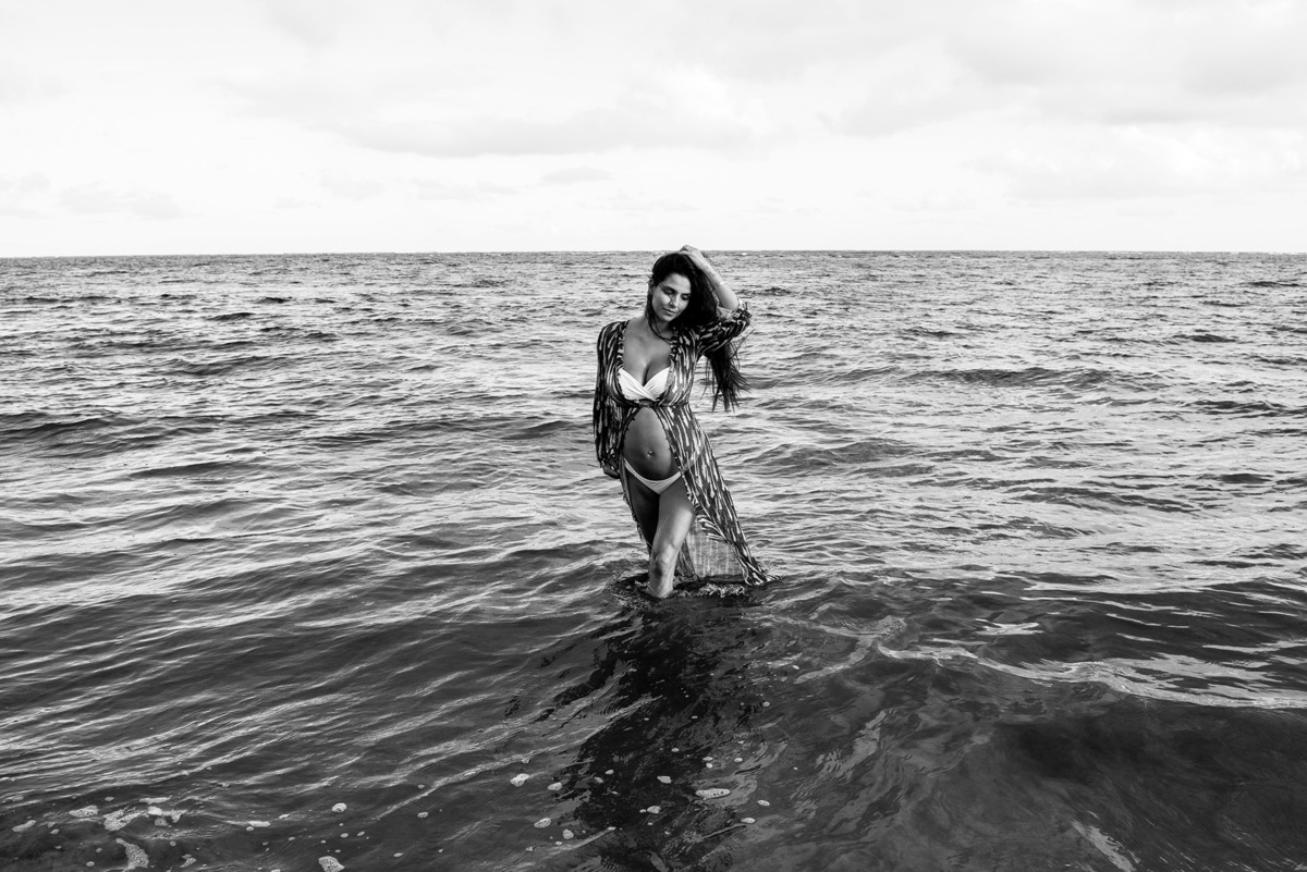 ensaio-gestante-mar-preto-e-branco