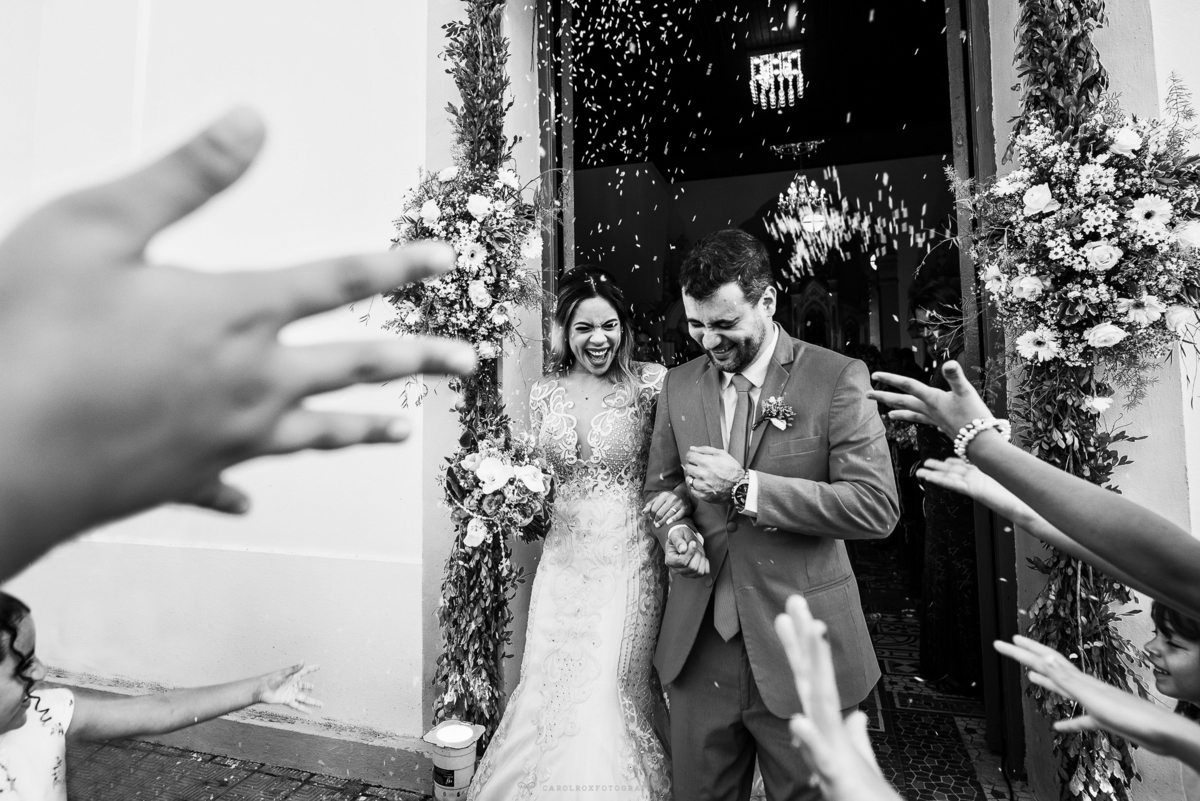 chuva-de-arroz-saída-casamento-casar-em-alagoas-igreja-mãos
