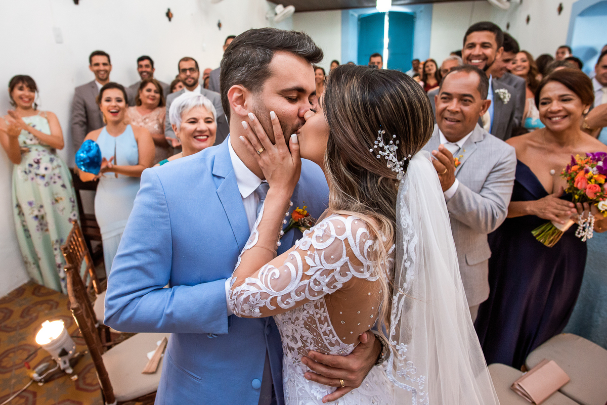 beijo-dos-noivos-casamento-wedding-ilha-de-santa-rita-barra-nova-alagoas-convidados-carol-rox-fotografia