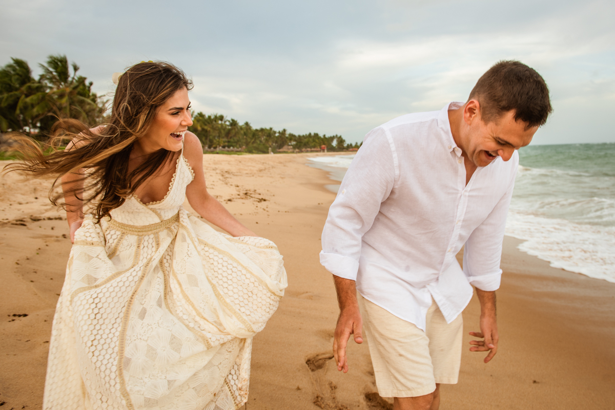 alegria-fotos-risadas-casal-praia